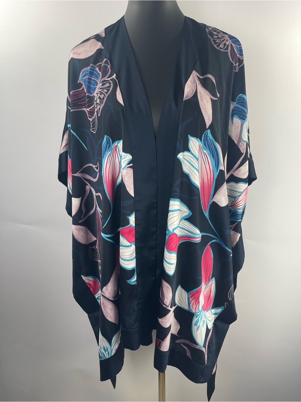 Chico’s Traveler’s New Blue Satin Floral Print Kimono Beach Coverup Size S/M